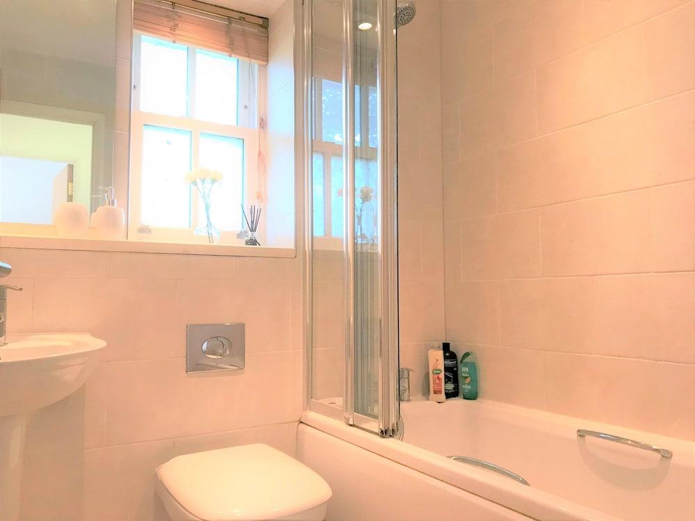 Seaside Cottage With Parking