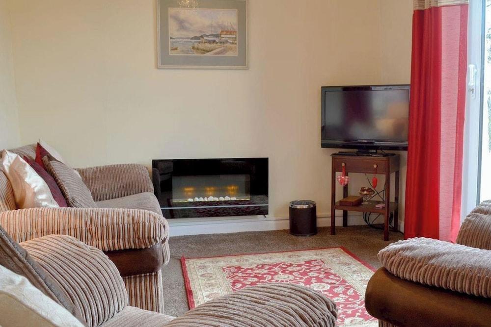 Riverside 2-bed Cottage, Sleeps 3 With Parking