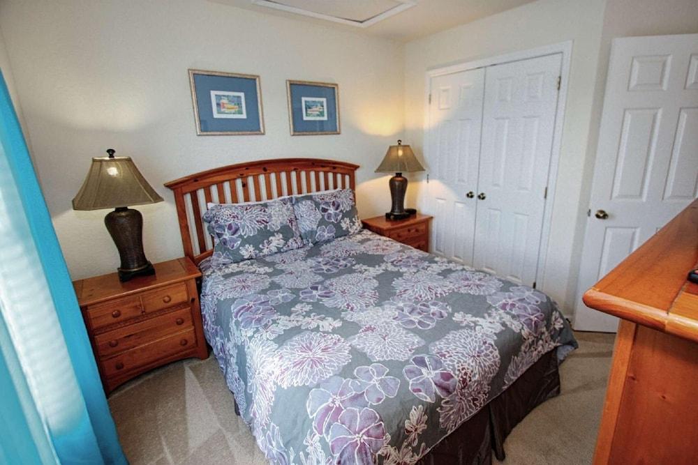 2633 Trafalgar Village