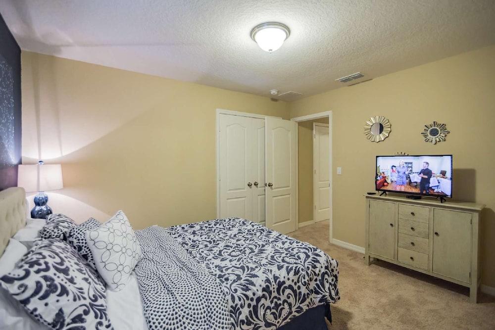 4970 Trafalgar Village