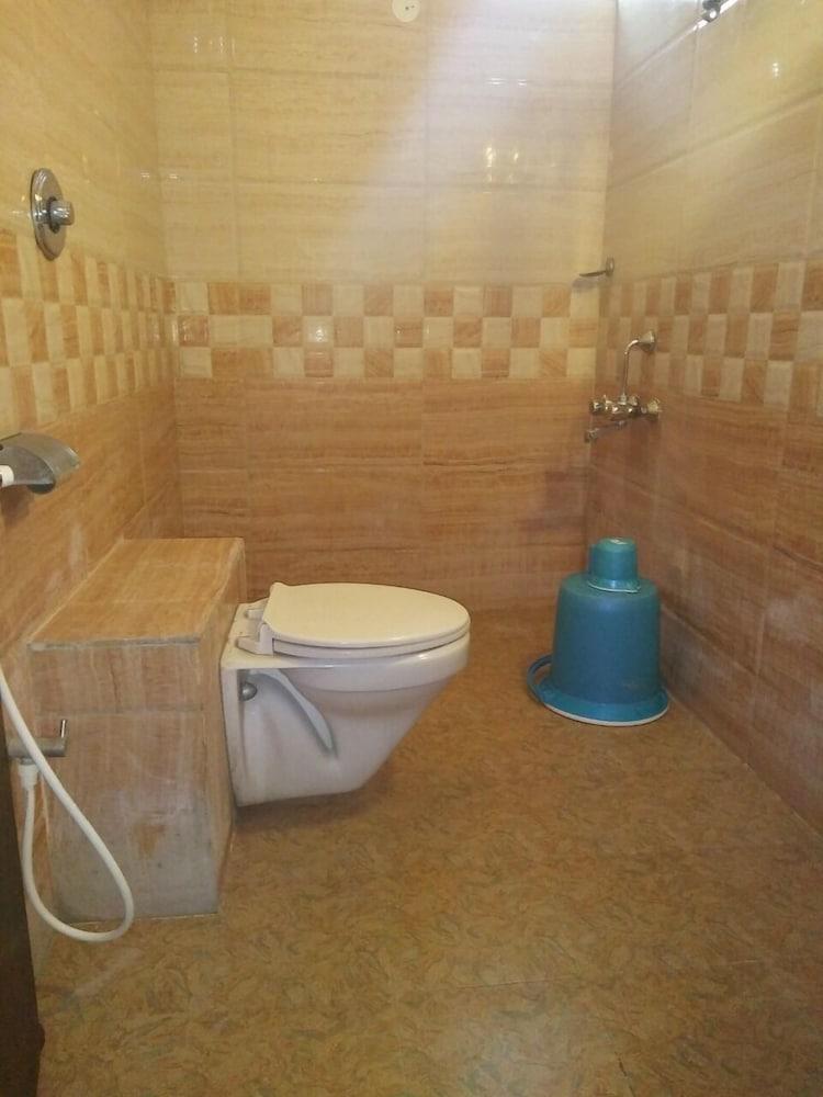 GreenWood Inn & Suites