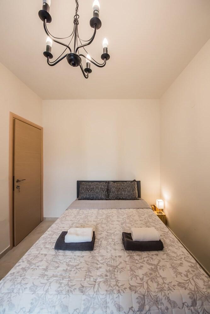 halu! Modern Centre Apartment