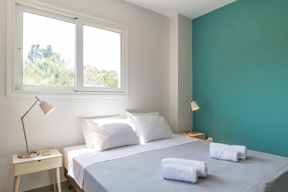 Local Hostel & Suites