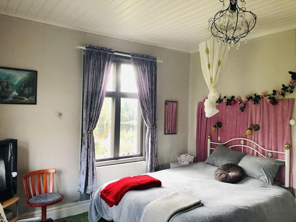 2-bed Apartment Overlooking the River