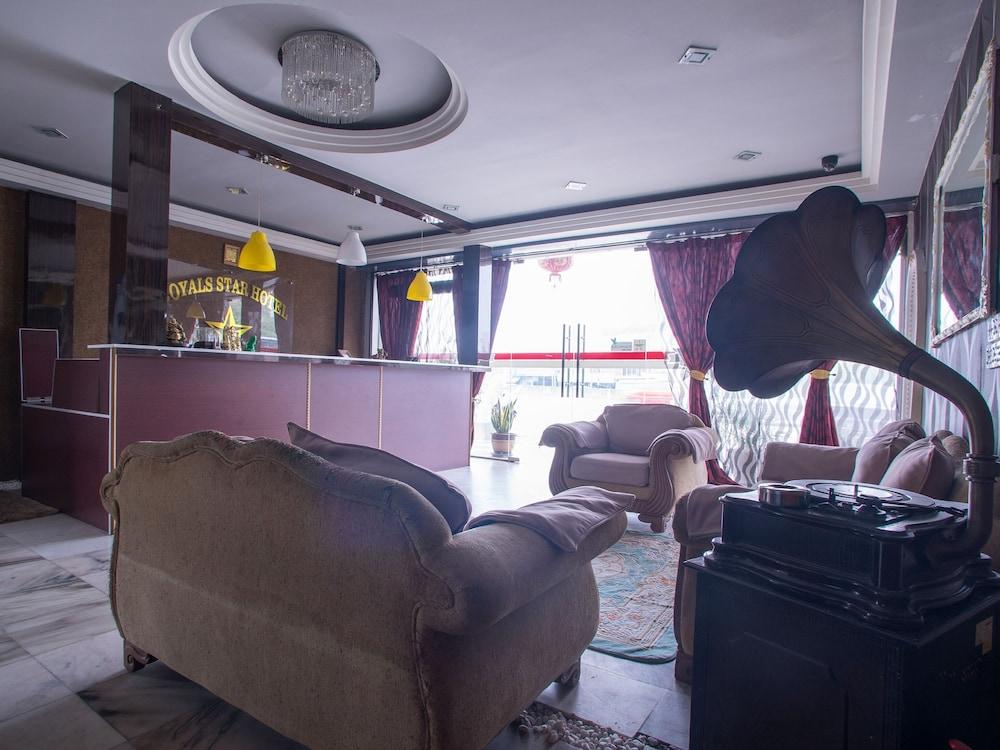 OYO 44010 Royals Star Hotel