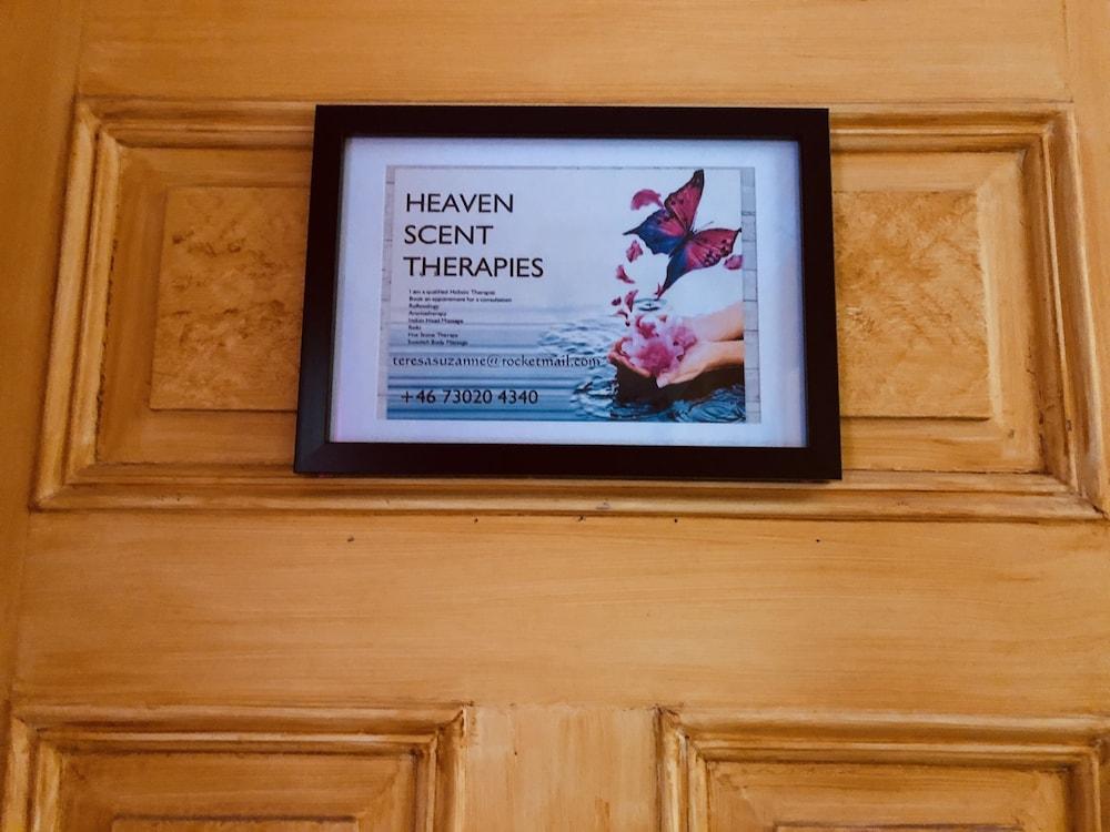 Tranquil Lakeside Cottage Retreat