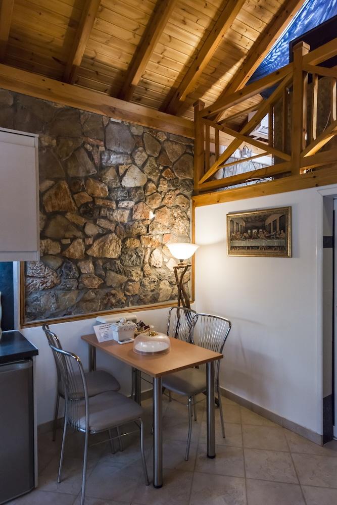 Home Love - Stone House By The Pool