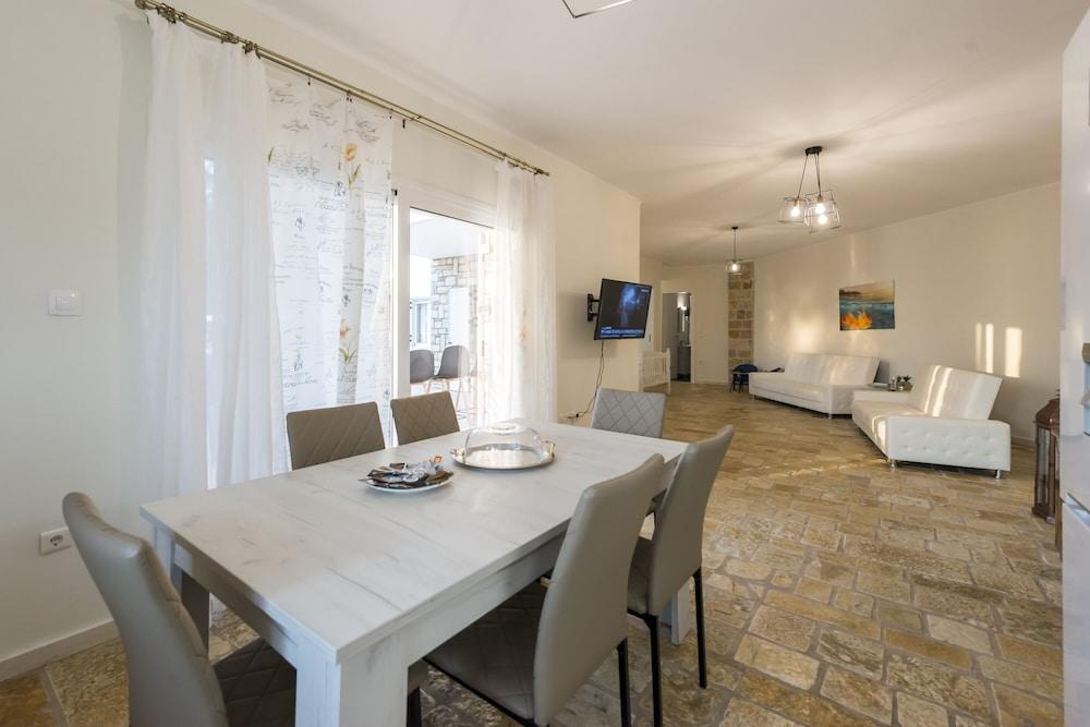 Sunkissed Serenity - Emotions House/Crystal Pool