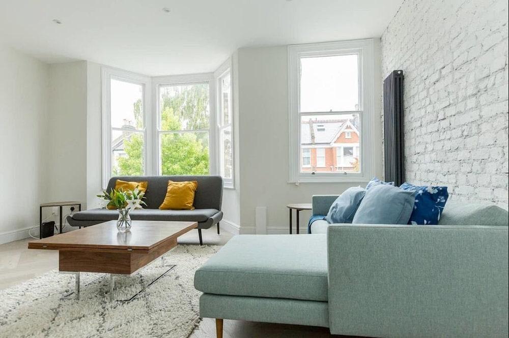Spacious 3BR South London Apartment