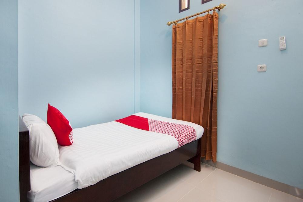 OYO 1235 Tona Residence