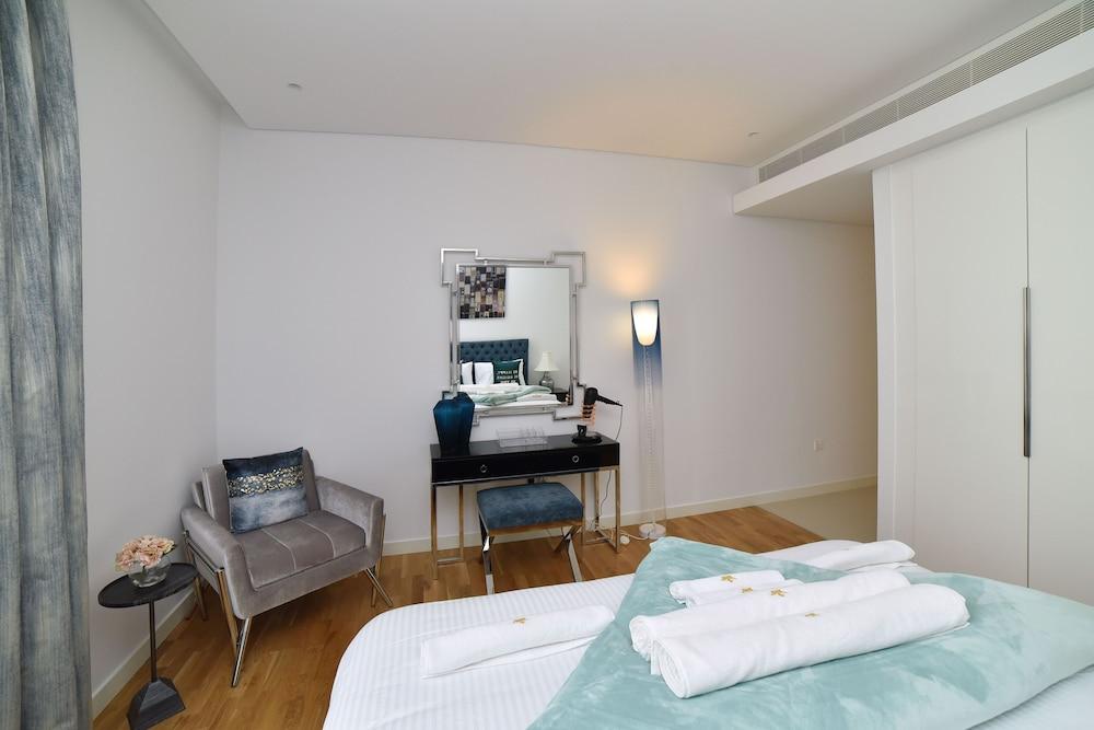 4BR Apt on Bluewater Island