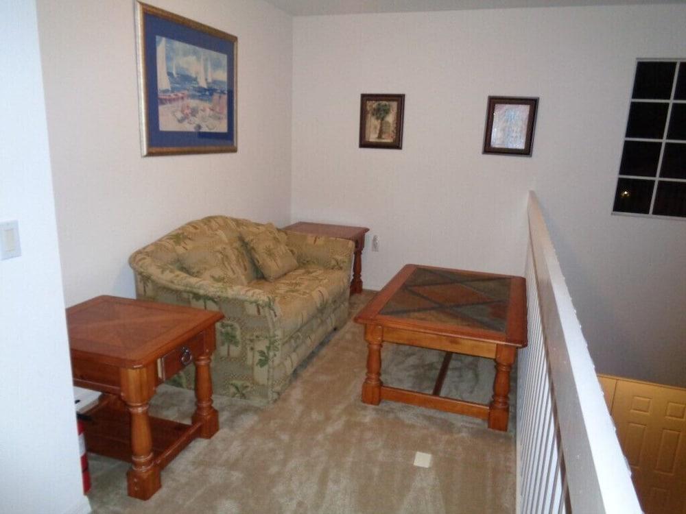 R1 Legacy Park 5 bed / 3 Bath