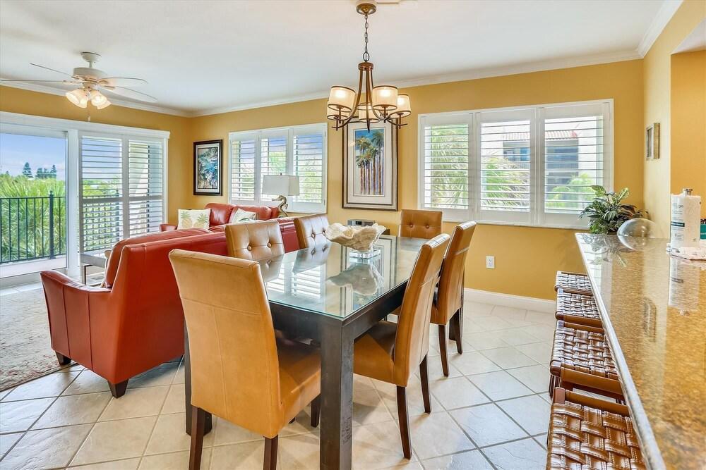 Land's End 306 Building 4 BAY Views / Updated End Unit!