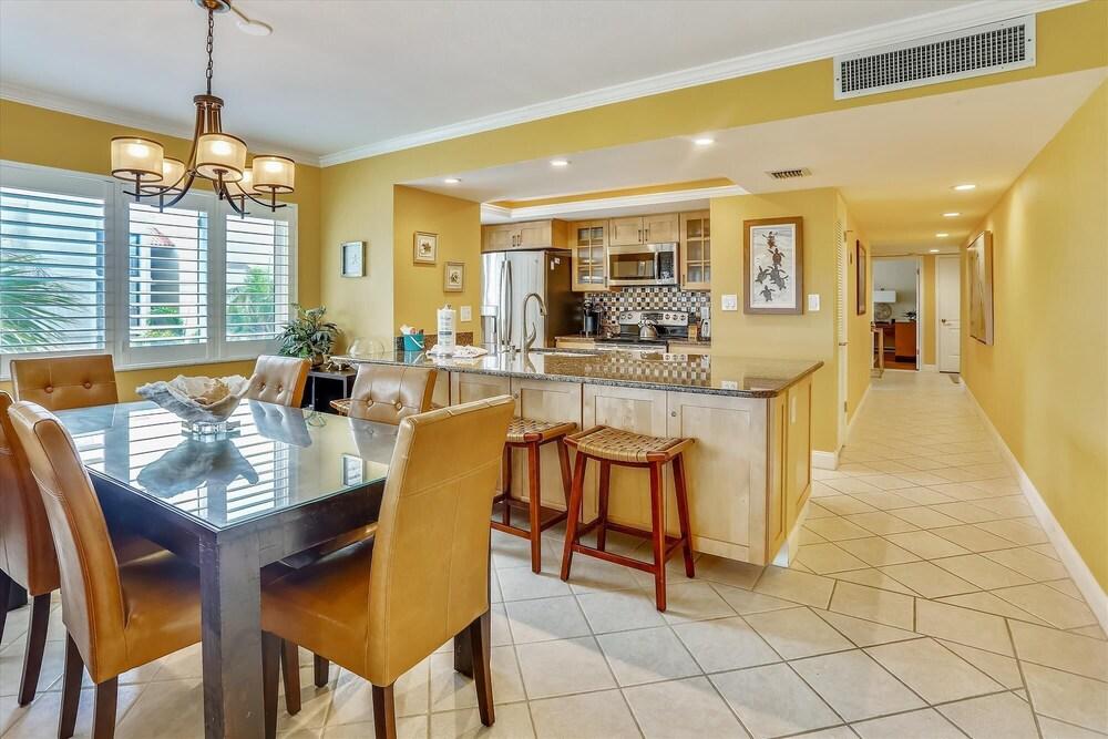 Land's End 306 Building 4 BAY Views / Updated End Unit!