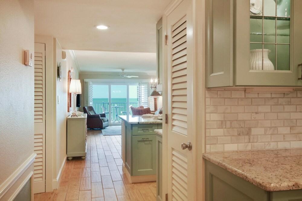 Land's End 404 Building 10 Gorgeous Updates / Beachfront!