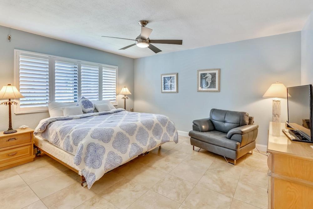 Land's End 206 Building 4 Updated Private Balcony Large Pool