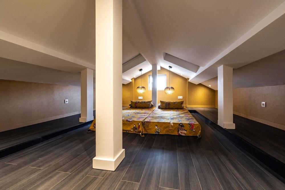 Akicity Alfama Selected