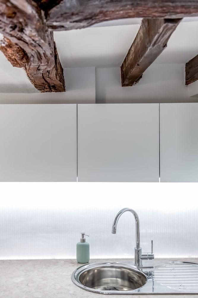 Renovated Typical Baixa Apartment, By TimeCooler