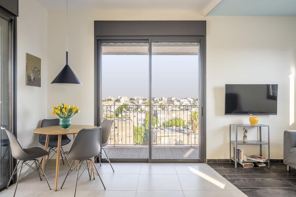 New Boutique Apt With Balcony&City View