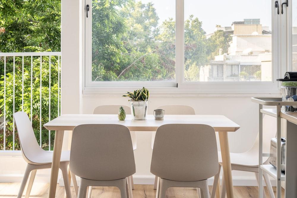 Bright & Sunny Apt in Trendy Location