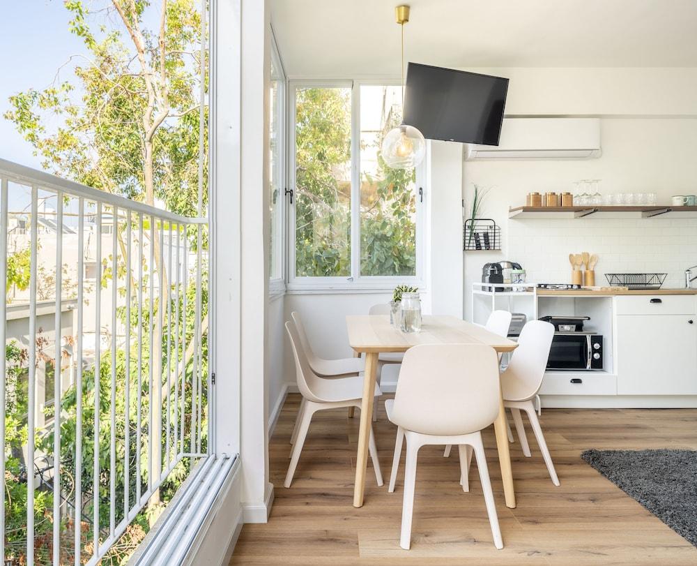 Bright & Sunny Apt in Trendy Location