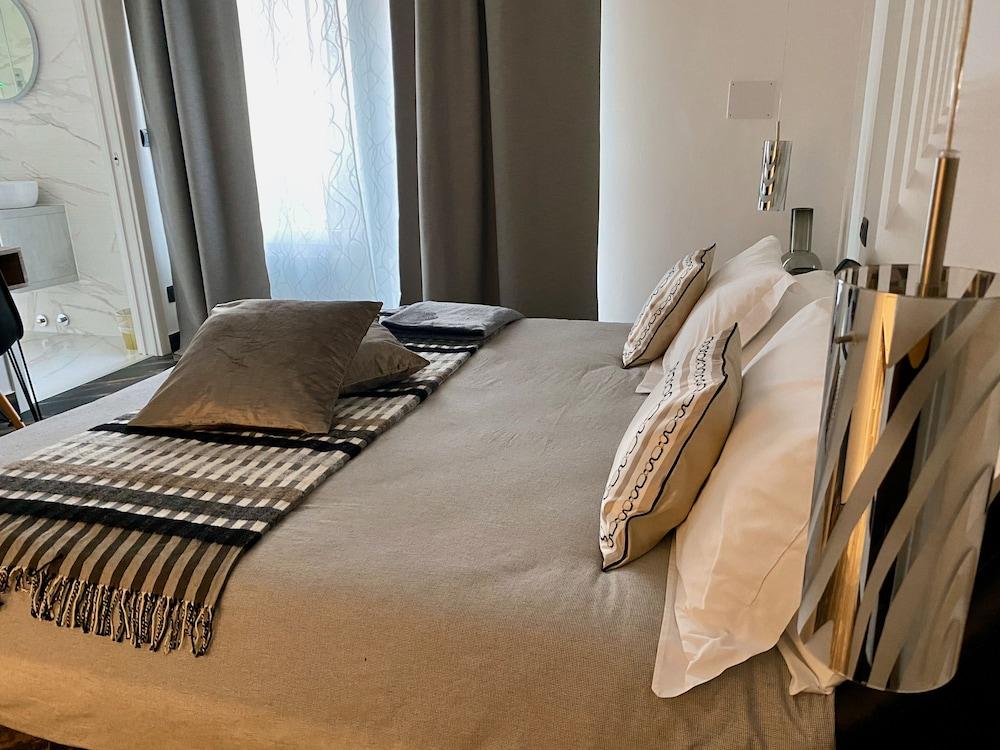 Gatto Bianco Le Mura