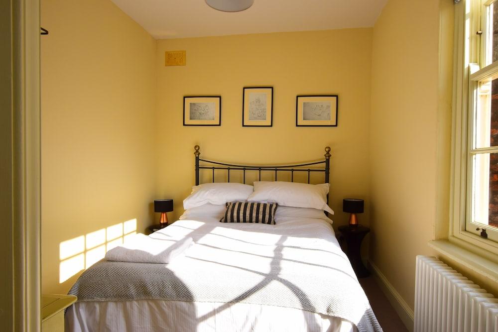 14 St Saviour's Place