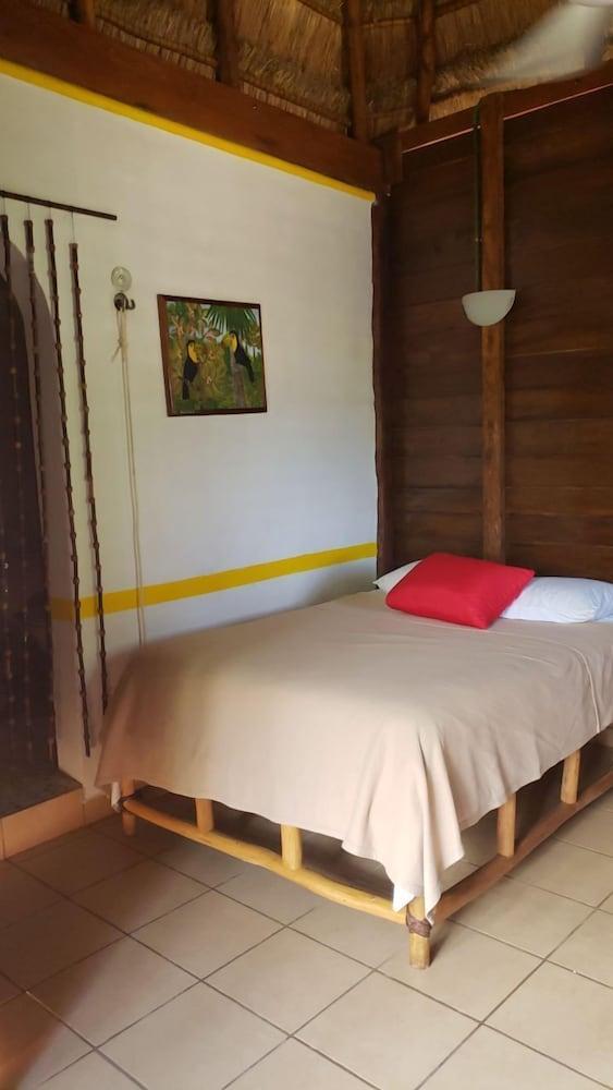 Cabanas k'iin Yéetel Há Bacalar