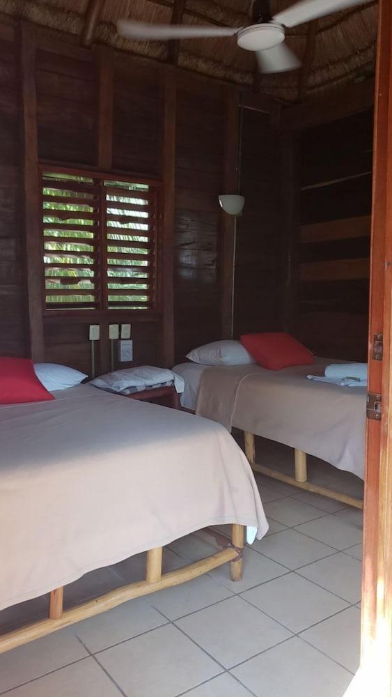 Cabanas k'iin Yéetel Há Bacalar