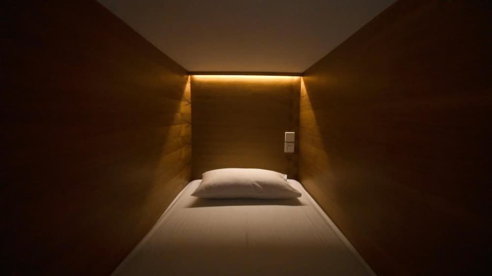 Bamba Capsule Hotel - Hostel
