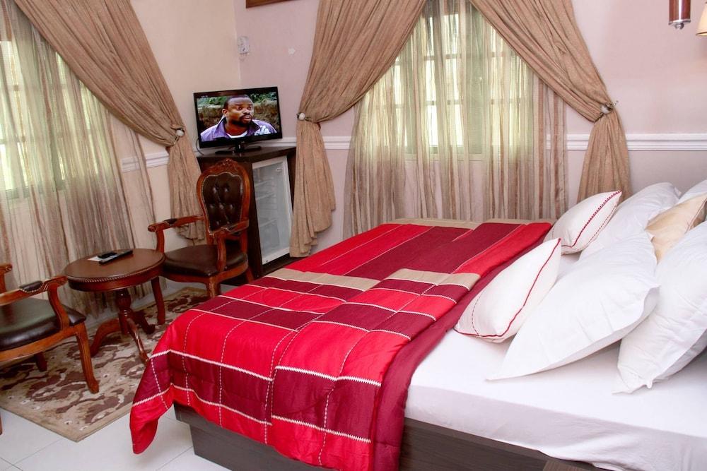 Queensgate Continental Hotel and Suites