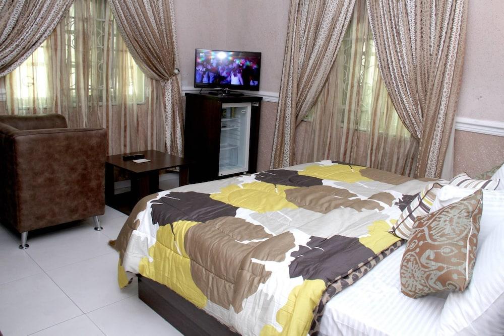 Queensgate Continental Hotel and Suites