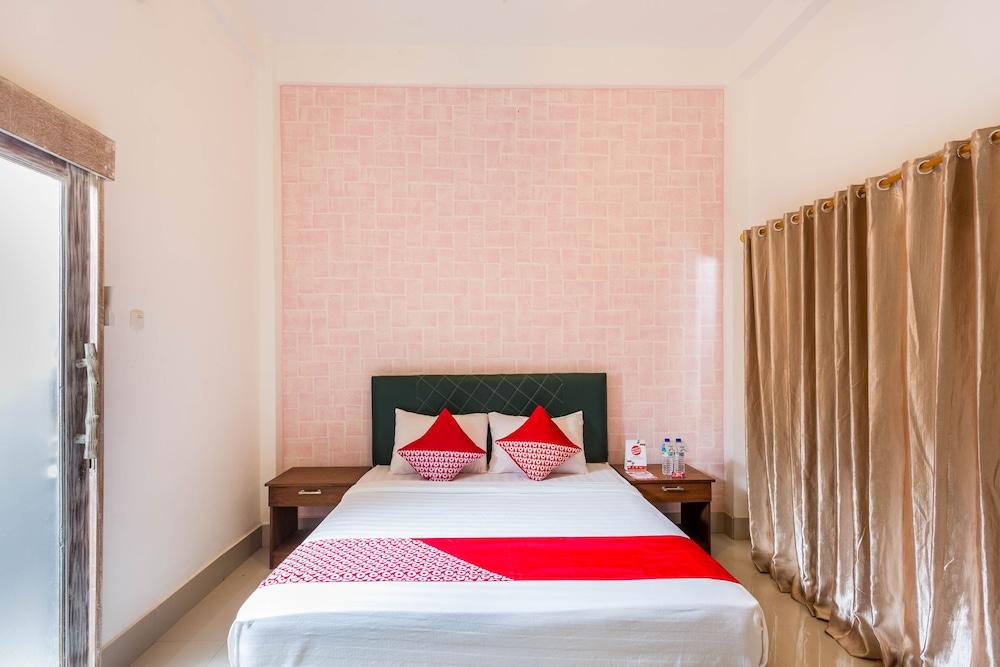 OYO 1324 White House