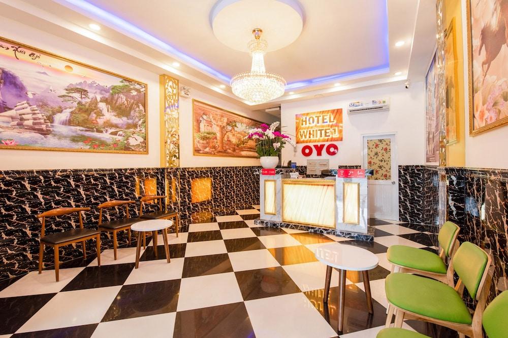 OYO 471 White 1 Hotel