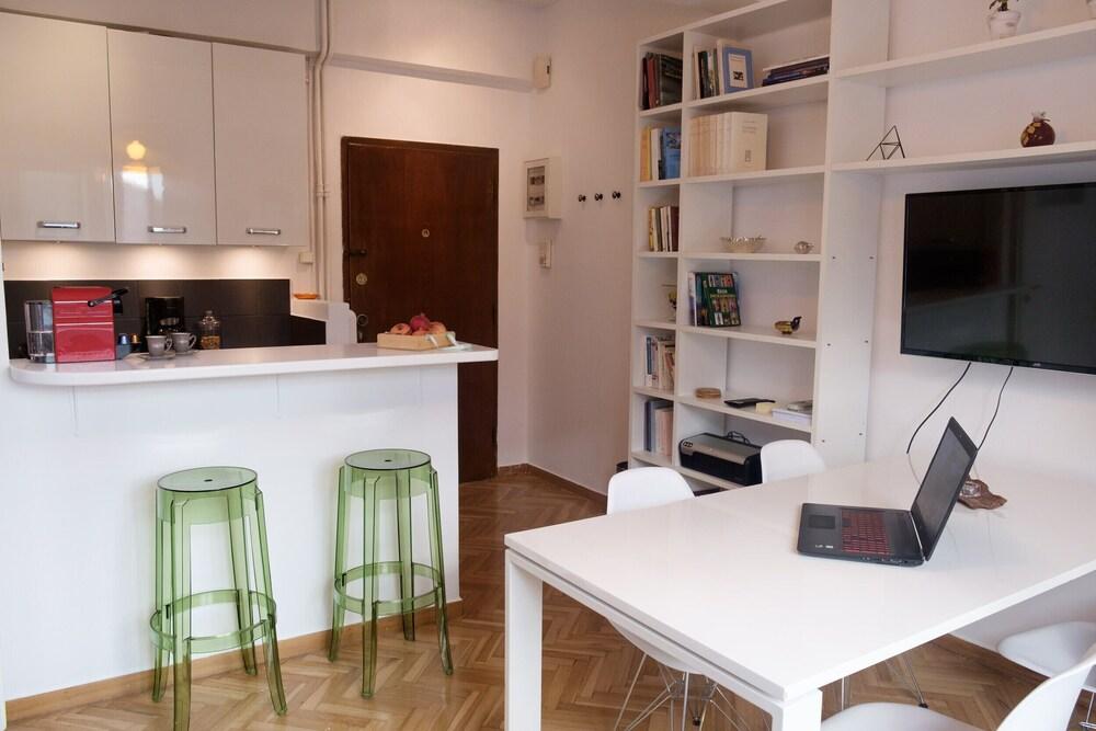 White n Bright Studio Apt