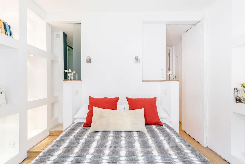 Modern Holland Park apartment