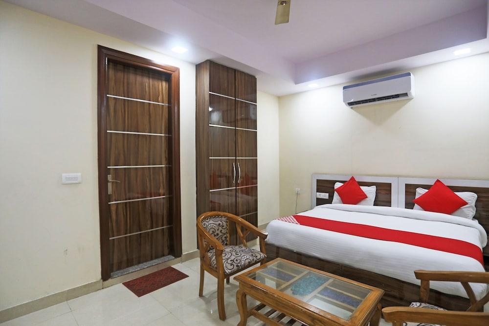 OYO 13306 Rampal Palace