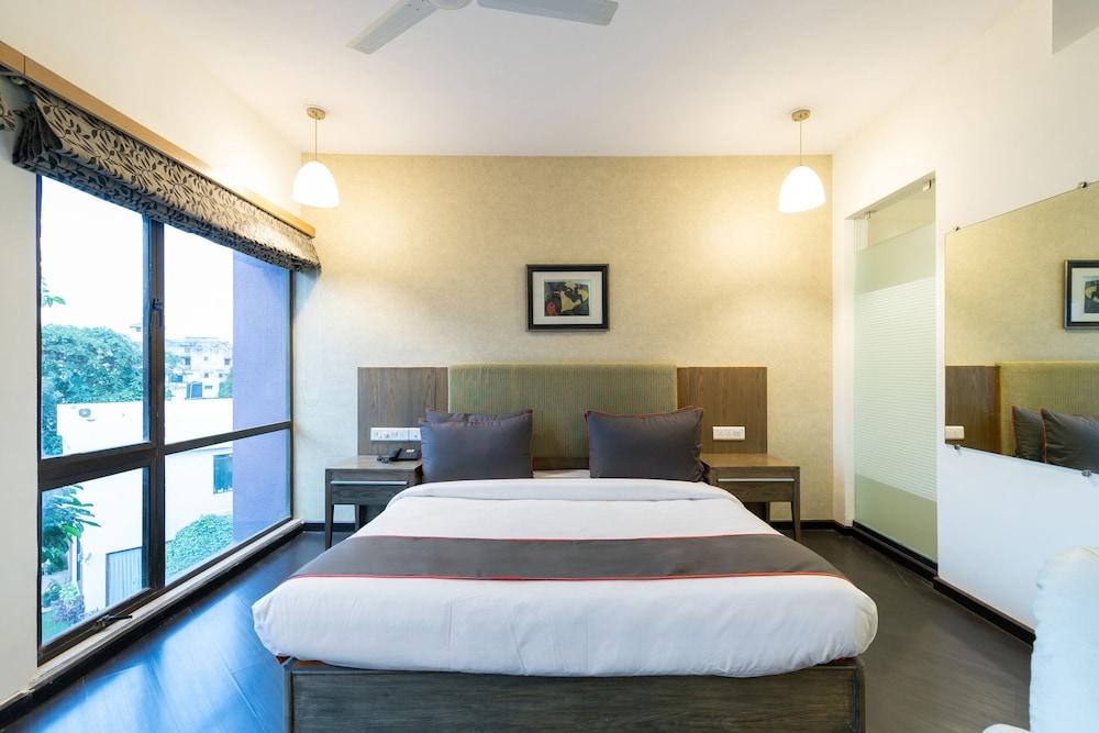 Collection O 47553 Oriental Residency