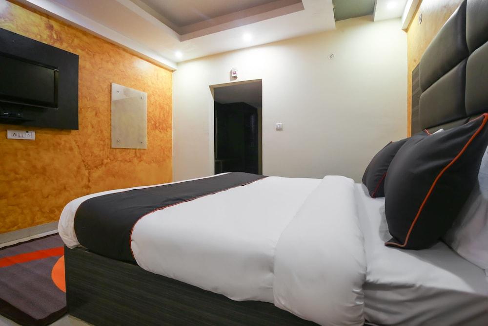 Collection O 50114 S R Grand Charbagh