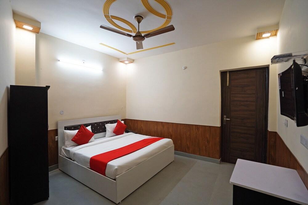 OYO 46922 Qlark White Palace