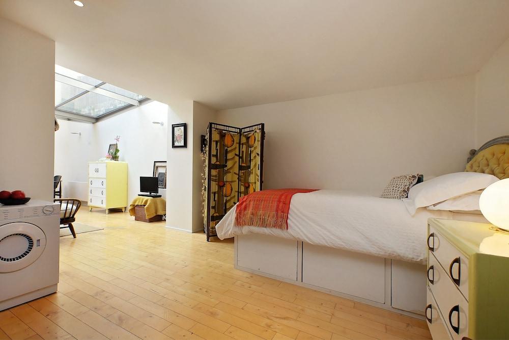 Bright Chic Garden Apartment