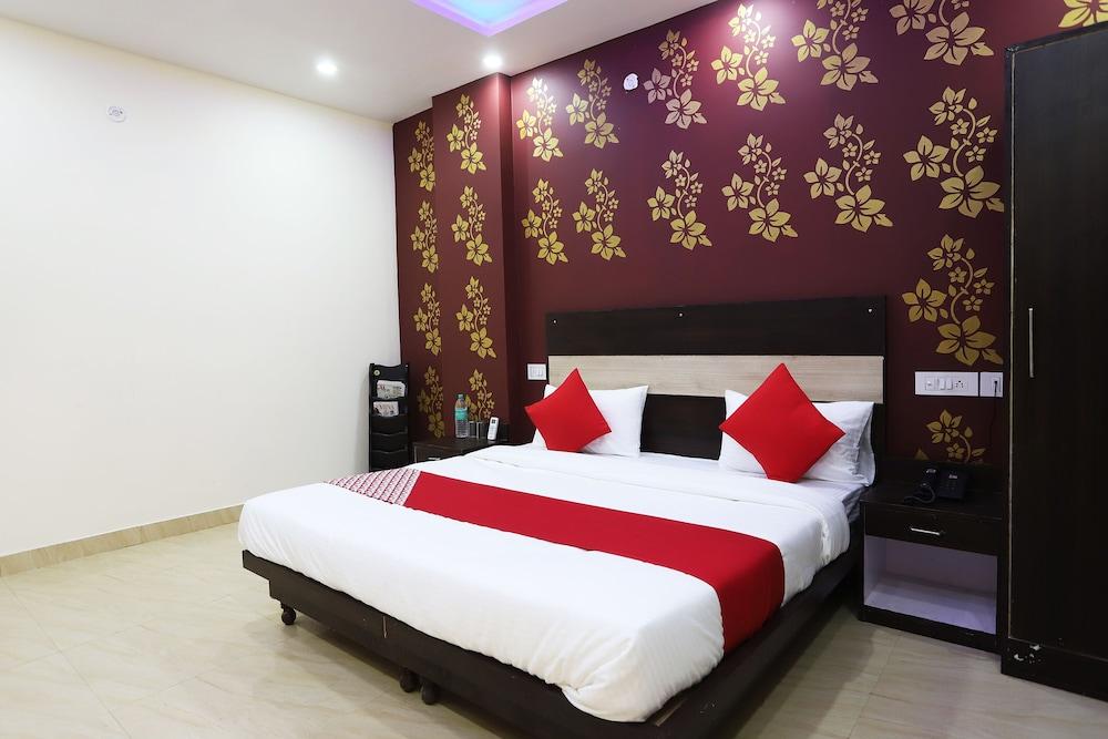 OYO 42619 Diamond Key Residency