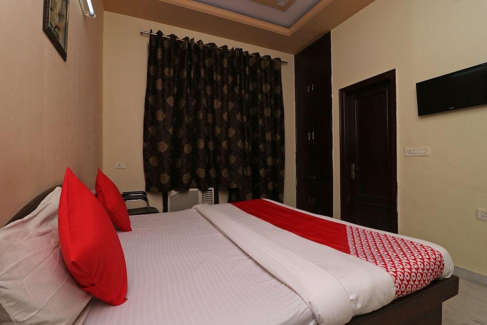 OYO 30740 Hotel Gurudham Vrindavan