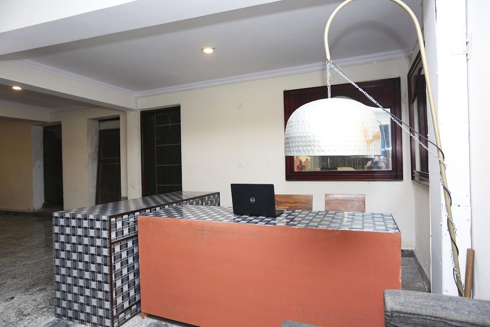 OYO 28670 Hotel Dev Palace