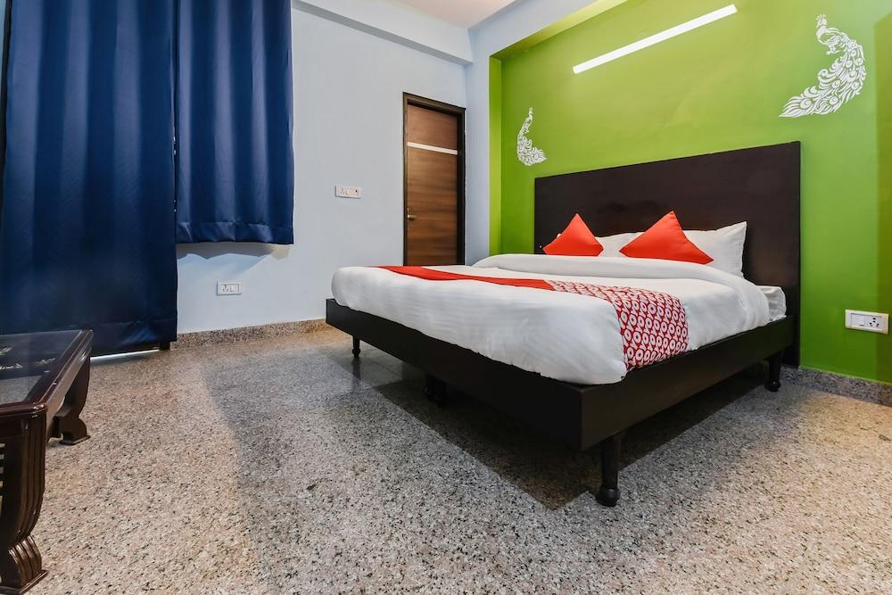 OYO Flagship 30504 P.R Residency