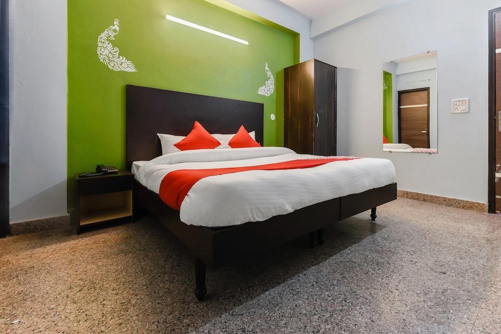 OYO Flagship 30504 P.R Residency