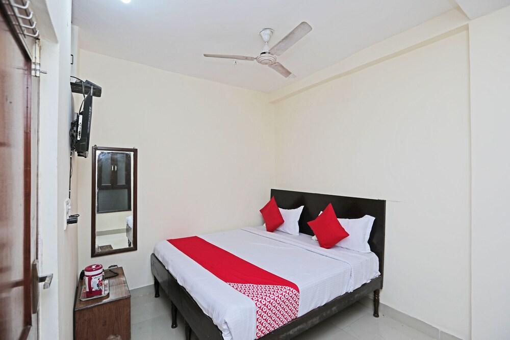 OYO 44282 Gulshan Deluxe