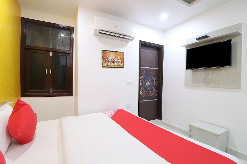 OYO 46446 Madho Palace
