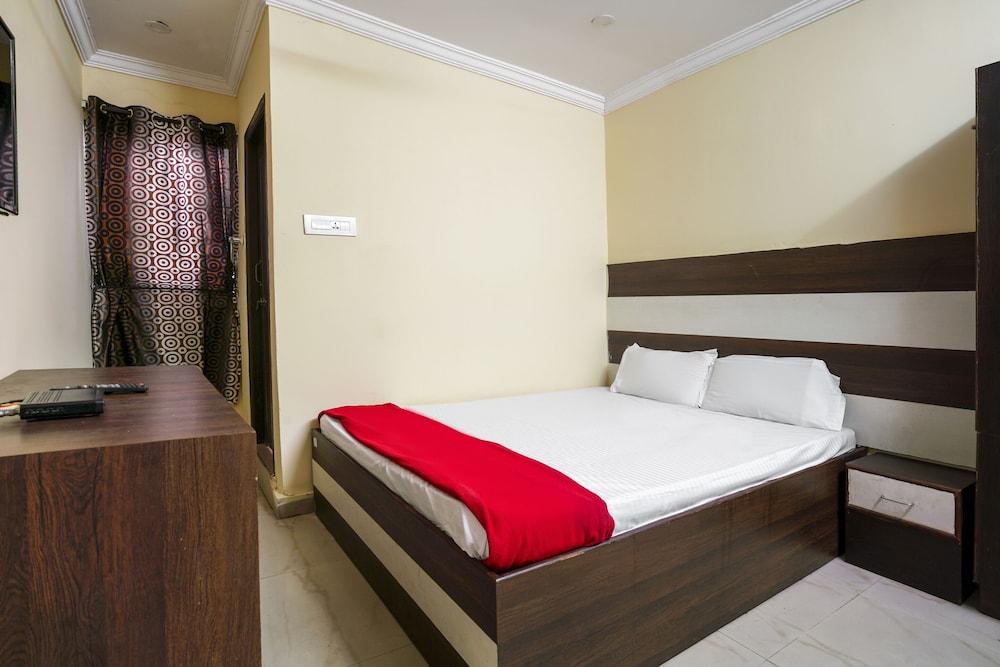 SPOT ON 24885 Royal Plaza