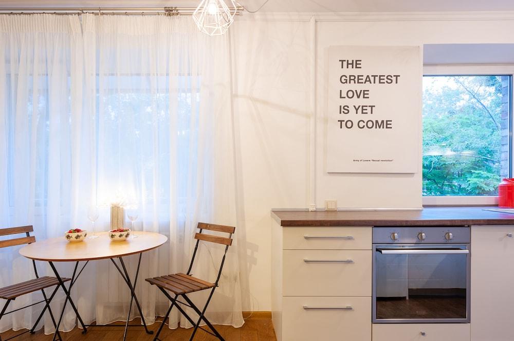 MalinaApt  Sophisticated red